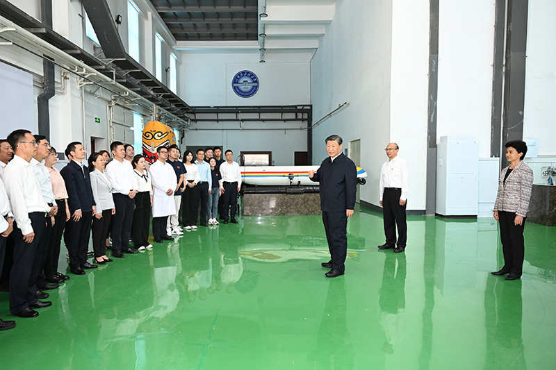 9月6日至8日，中共中央總書記、國家主席、中央軍委主席習(xí)近平在黑龍江考察。這是7日上午，習(xí)近平在哈爾濱工程大學(xué)考察時，同師生代表親切交流。